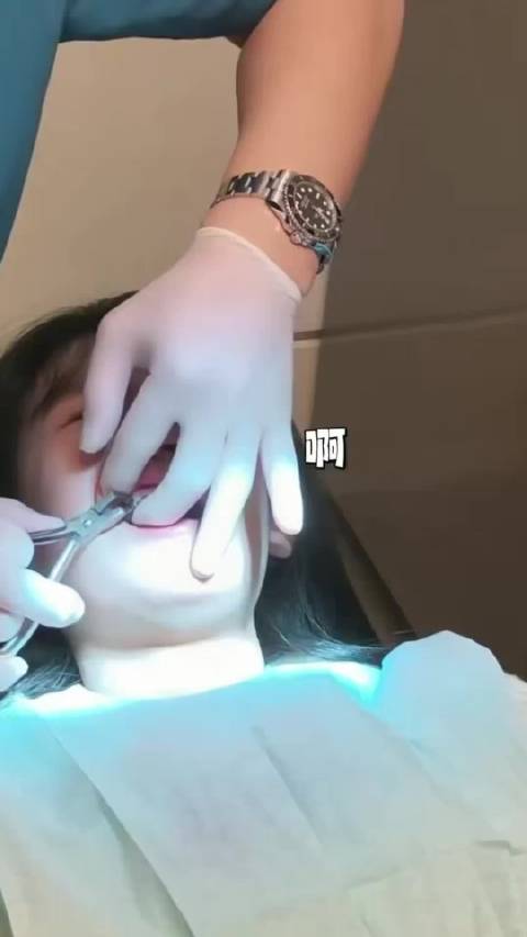 贝儿拆牙套疼得直接哭了，旁边的陆毅满眼心疼