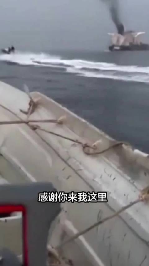 #货轮沉没大量iPhone漂浮海面# 近期霍尔木兹海峡发生一起货轮事故：悬挂新加坡国旗的集装箱船GF