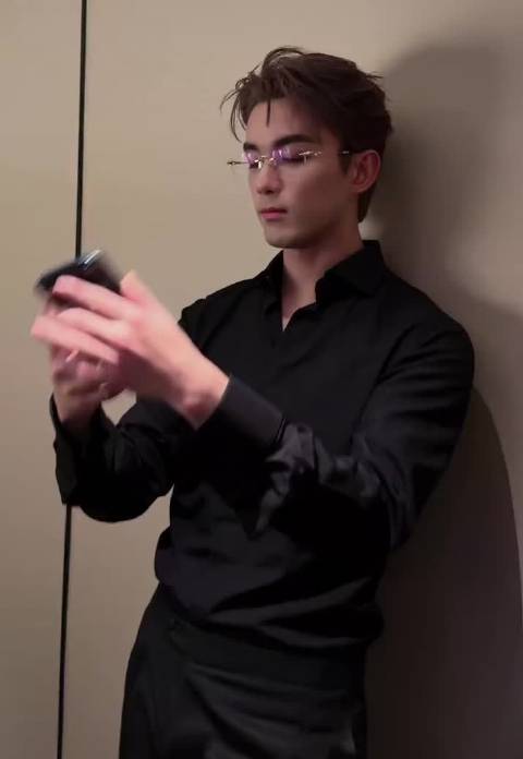 #吴磊[超话]#  wl#吴磊宝格丽晚宴造型#wl 吴总在这一块就是权威