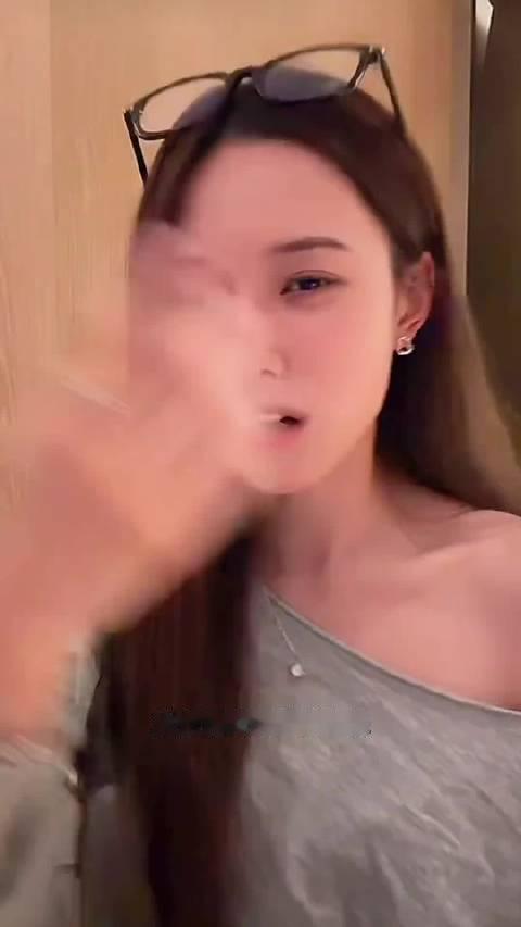 人与人之间，即便是朋友，也无法做到百分百坦诚。作为公众人物，有些自己的生活没办法完全展现给大家，但这