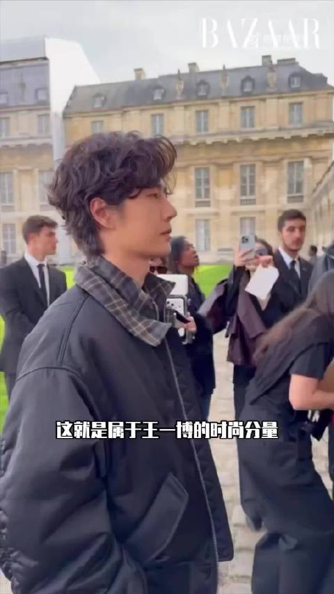 罗意威首日大秀，C位落座秀场， 品牌给到最高规格礼遇。 采访从容应答，在时尚领域的分量愈发厚重。 和