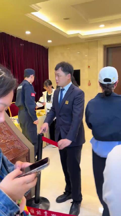 #徐志胜又被拦住了#  徐志胜被拦素材+1[淡淡的] 今天志胜在乌镇戏剧节参加活动入场时，被检票工作