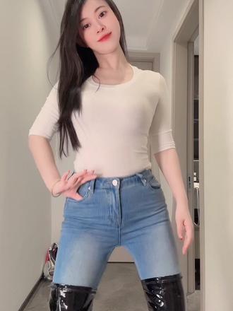 紧身牛仔裤配长筒靴