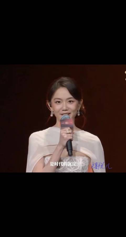 #冯禧当年毕业答辩完就当主持了#  主持的禧禧好有魅力 ​