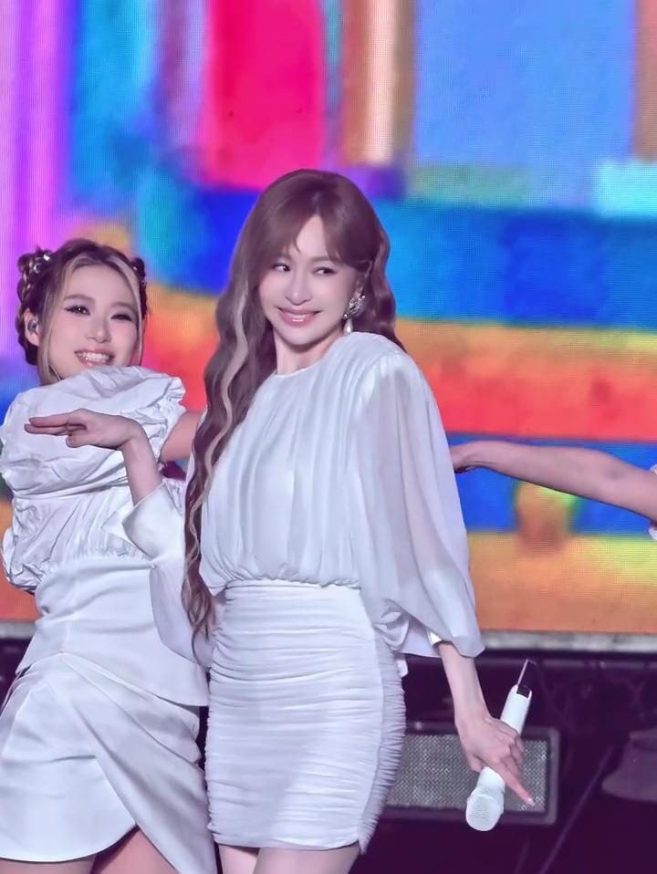 王心凌襄阳演唱会《Honey》！能二次翻红是有原因的，比年轻时候还漂亮。