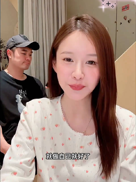 完全看不出来陈赫老婆张子萱都42了，现在两人都会一起出镜直播了，其实到了这个年纪了也没什么好在意的了
