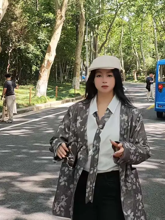 树是梧桐树，城是南京城，一句梧桐美，种满南京城。从前车马慢，一生只够爱一人。