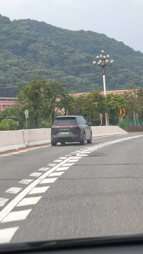 今天回家在广汕路上看到一辆 L4 的小鹏 Robotaxi，行驶姿态很稳啊！