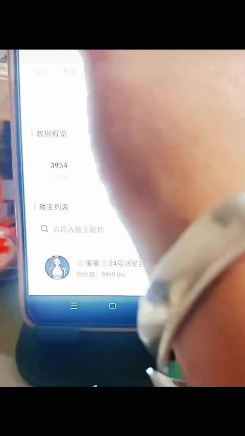 本次带货比拼数据记录：上半场：老二：1576.7W小慧：1578.4W，上半场丧尸小幅领先