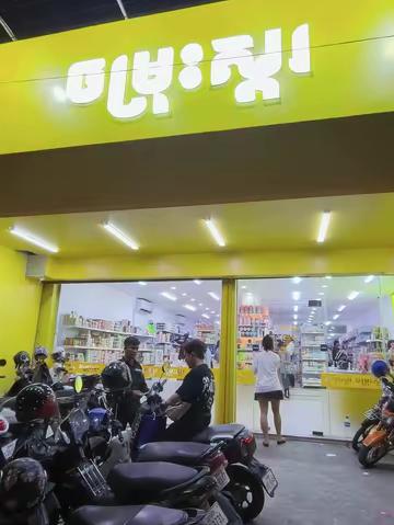 在这里时间仿佛慢了下来，烟火平淡，当地人悠哉度日，小日子过得不慌不忙。不追悔昨天，不忧虑明天，只过好