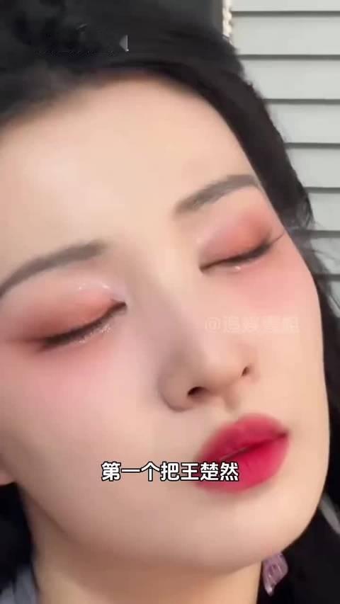 她私底下就是小品脱口秀都来的呀 ​