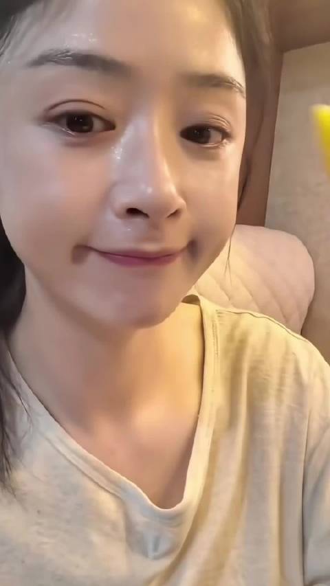 #蒋欣为了吃碗面太不容易了# 蒋欣吃关晓彤同款彩椒碗，表示不够吃，已经是吃了第二个了，我真的感觉女明