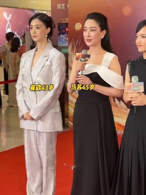 单看没感觉，女明星一同框才发现，蒋欣的头是真小啊…头身比真的绝了…  ​
