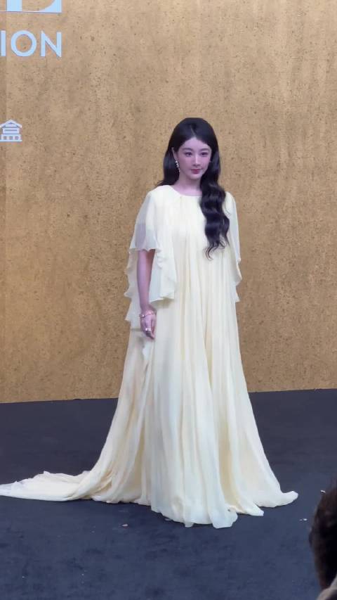 #VOGUE盛典红毯最耀眼的黄#杨紫亮相VOGUE年度盛典红毯