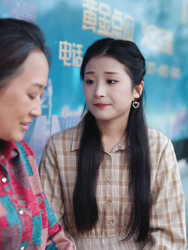 首富不知母亲进城，女人烧毁遗物肆意欺辱老人