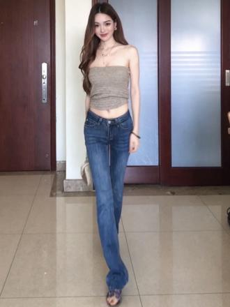 瘦的时候背是薄的 锁骨清晰可见 镜中一眼望去眼里全满足