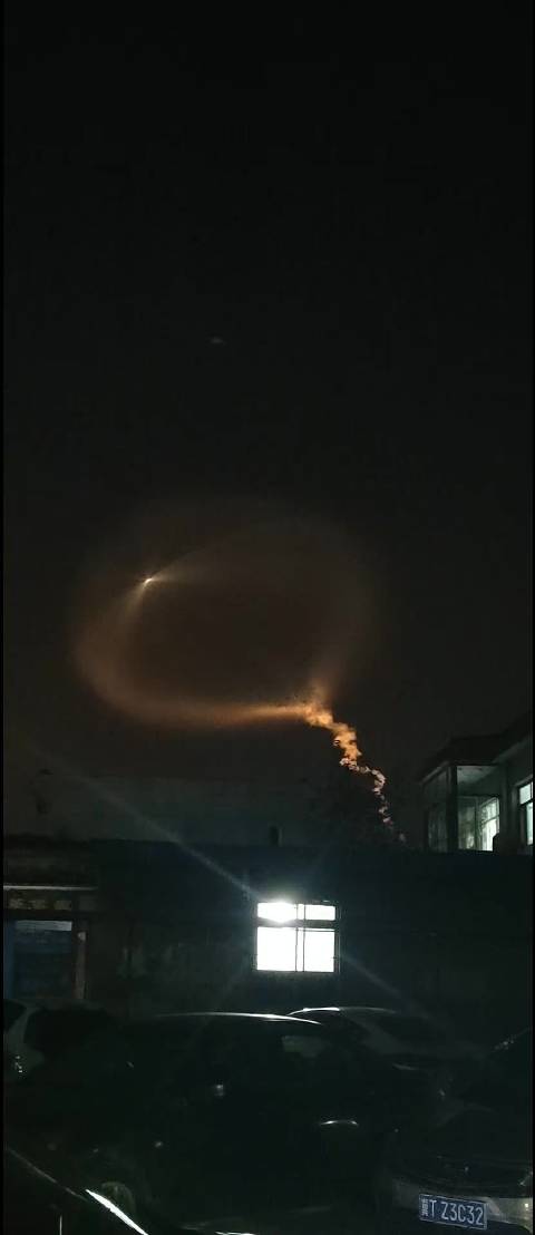 #北京大兴消防[超话]##让我们一起来学习#  “夜光水母”！北京天空，惊现“火箭云” 。10月23