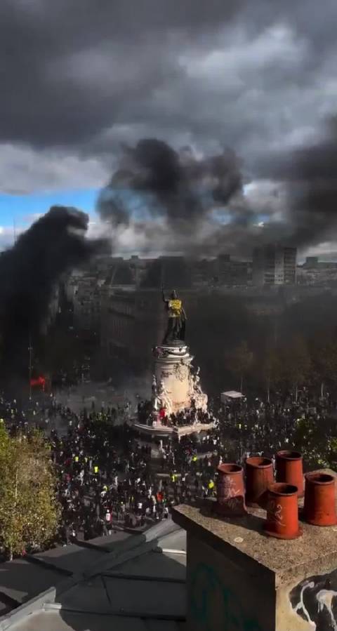 法国当下的困局，是欧洲整体滑落的缩影，更是西方世界系统性衰退的先兆。[吃瓜]若不彻底调转既有路线，颓