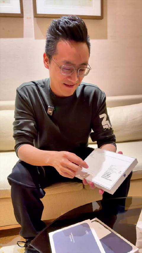 抢先带来iPhone Duo首发开箱！深色机身质感拉满，纳米纹理内屏防反光效果出色，开机动画极为丝滑