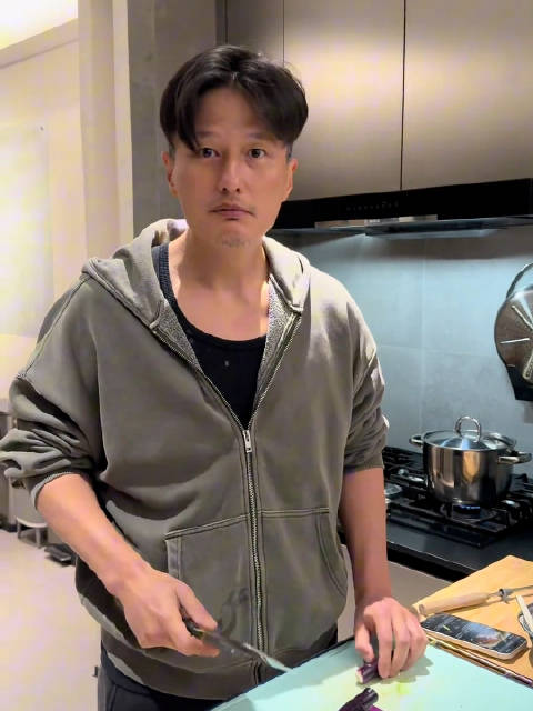 现在才发现尹子维徐冬冬是一对宝藏夫妻。不仅把暴躁英语教学直播间三四万网友乐得嘎嘎笑，生活里尹子维更是