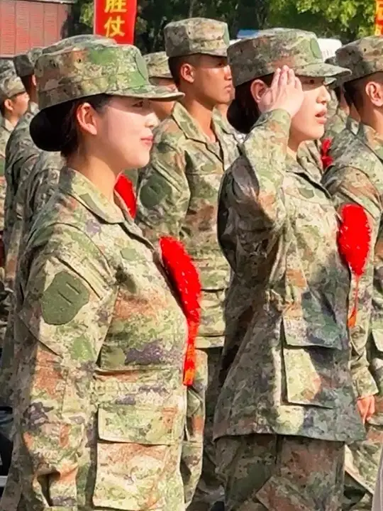 部队领导送来关怀与嘱托，新兵举起右手，敬上庄严的军礼