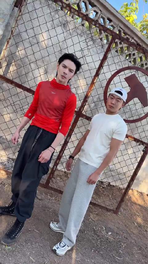 #向佐[超话]#  全体目光！！向佐看齐，佐哥@向佐JackyHeung 喊大家一起来抽象[哈哈] 
