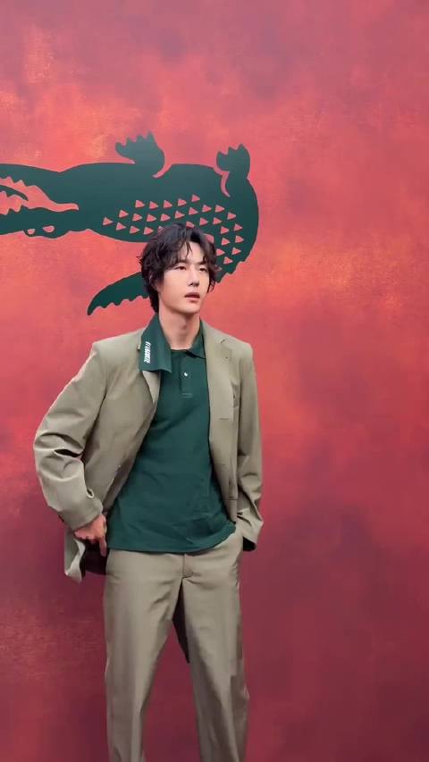 巴黎时装周两站，从罗意威到LACOSTE， 场场惊艳，内搭简单Polo衫，外搭西装，看似基础的组合，
