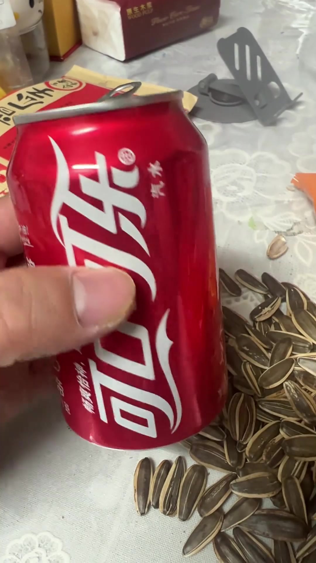 爸爸嘴馋喝了孩子珍藏的可乐，喝完才发现这瓶可乐意义非凡