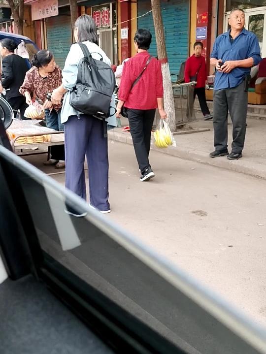 农村赶集都是老人，年轻人几乎看不见！