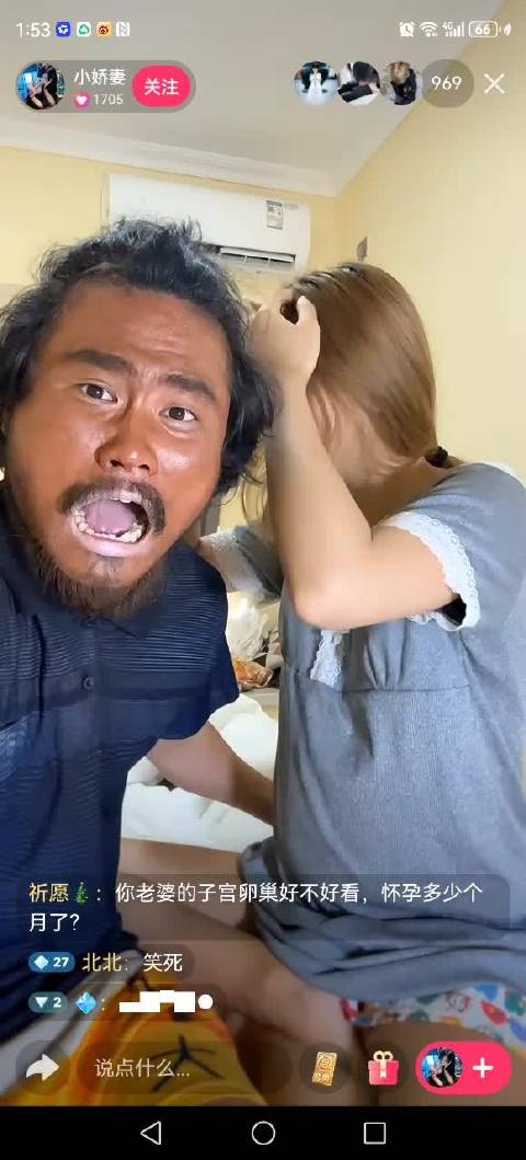 刷到一场直播乱象，男子大声叫嚷，一旁女子情绪崩溃哭泣。暂不清楚直播具体事由，该账号已经被平台判定违规