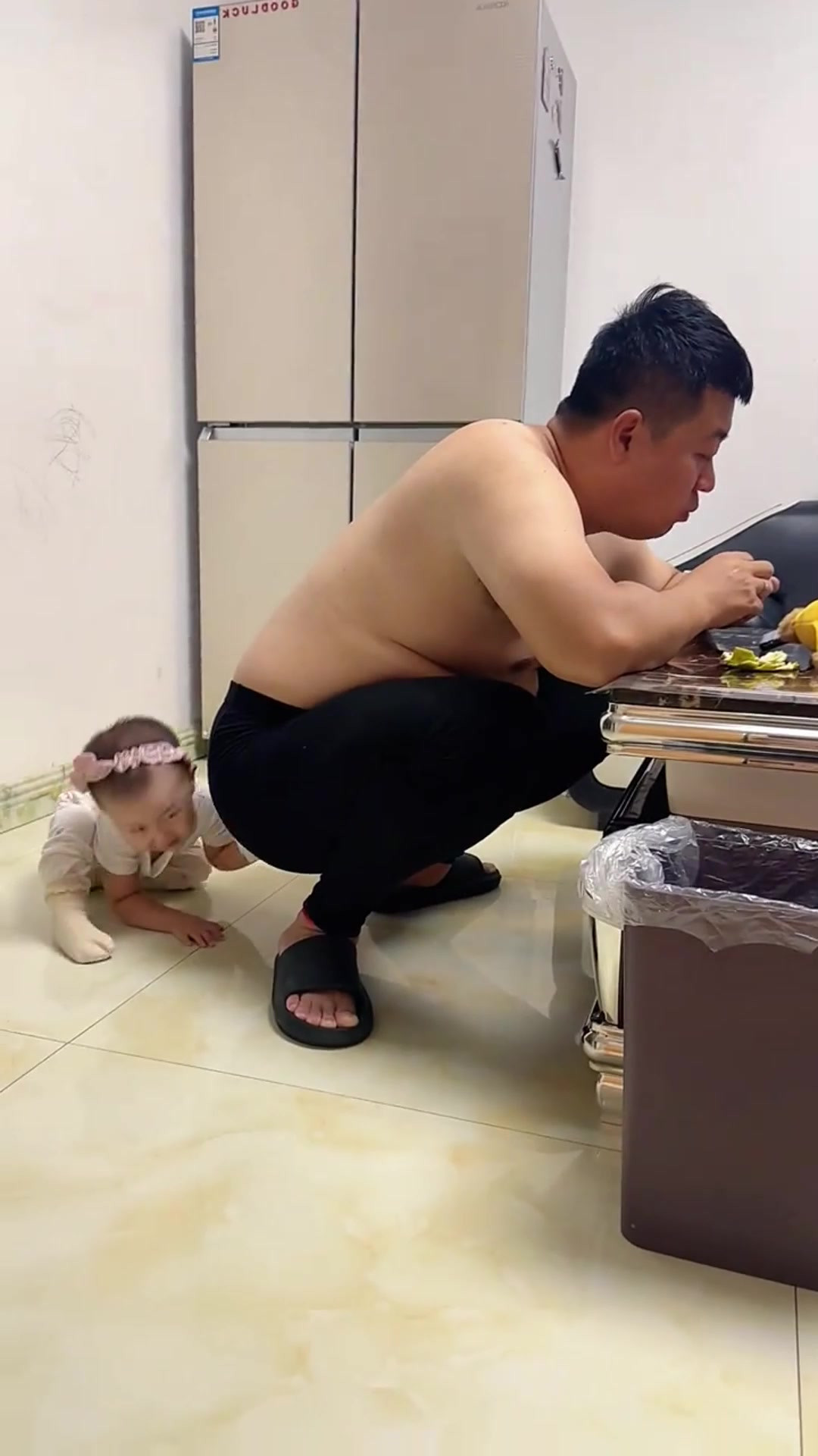 萌娃垃圾桶翻纸给爸爸擦脸擦屁股，一张纸可以发挥出这么多作用