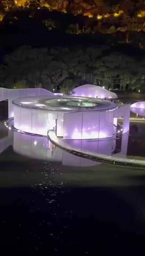 #VOGUE游园蓝毯# VOGUE游园蓝毯创意出圈，游园主题与蓝毯碰撞出新火花，区别传统红毯的隆重感