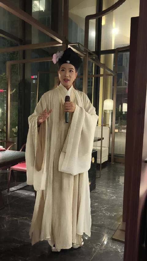 无处不在的演出，今晚的餐厅每道菜都好吃😋#好吃##郑州##演出#   ​​​