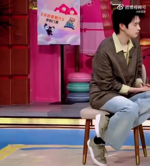 #魏大勋说相声也会是一把好手# 魏大勋在好六上的即兴表现每次都能给我带来快乐，他的综艺感和幽默感已经