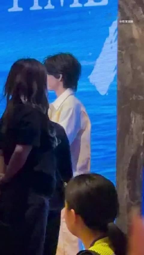 @兴翰传播 @吴兴文TMT  主办上去1v1什么意思呀  刘铮都不舒服了看不出来吗