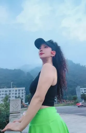 变好的从来不是生活，而是你自己，慢慢理解世界，慢慢更新自己，在独处中滋养灵魂，在热闹中保持清醒，当你