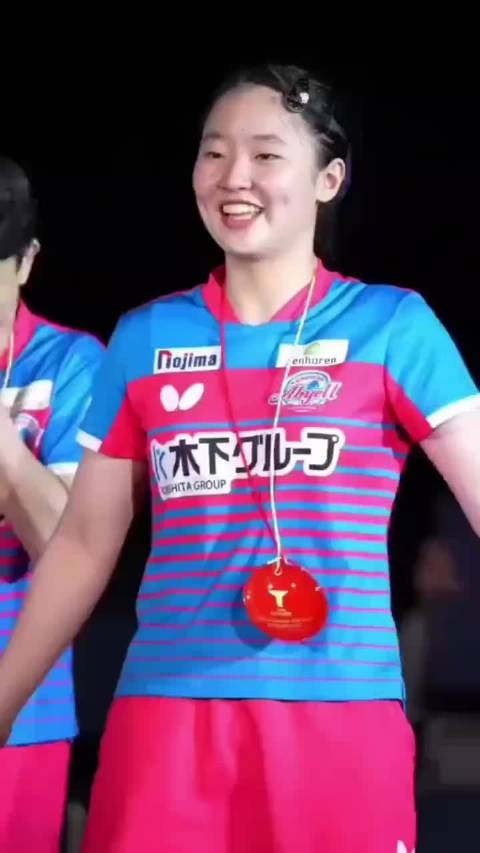 团体冠军、混双冠军，张本美和在本届亚锦赛两冠在手，接下来还有女单和女双要打。这姑娘爱笑，运气也差不了