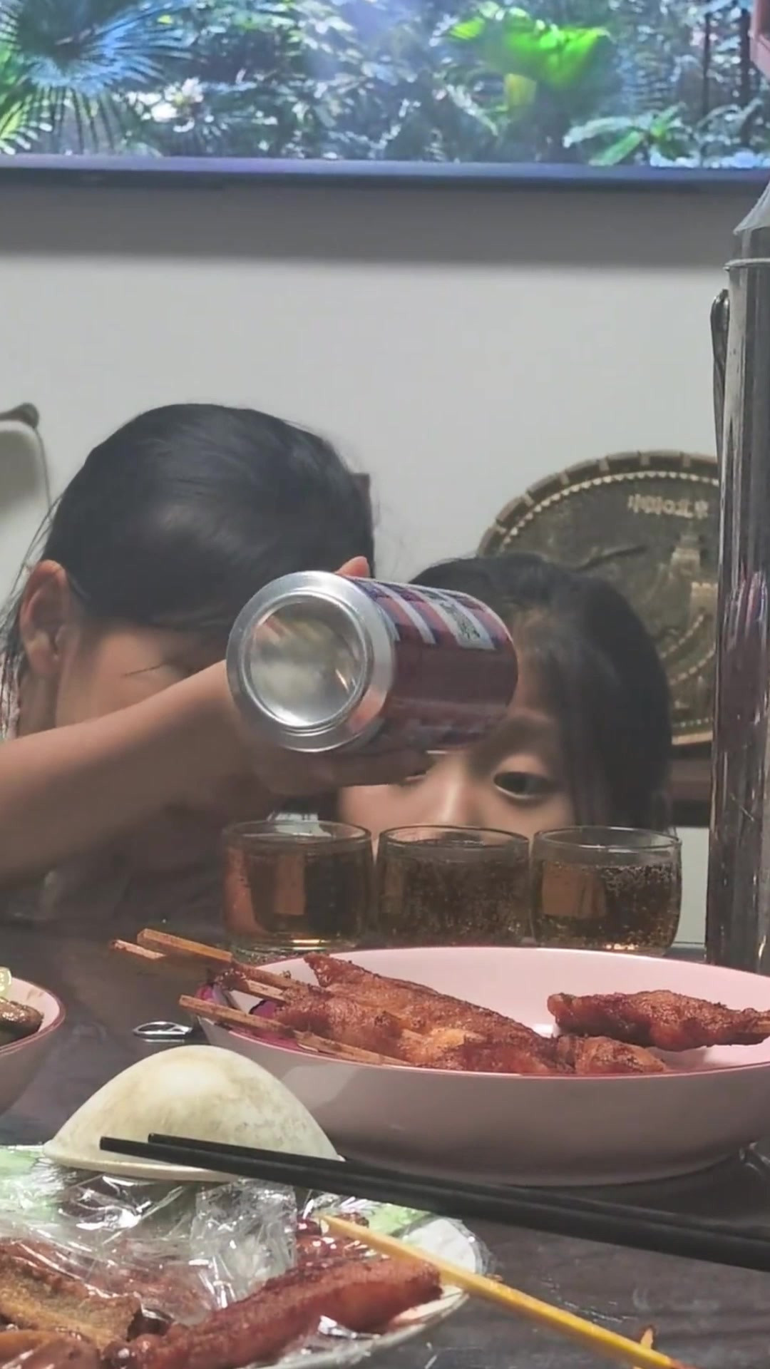 姐妹俩分倒一罐饮料，这分配工程做得也太精细了！