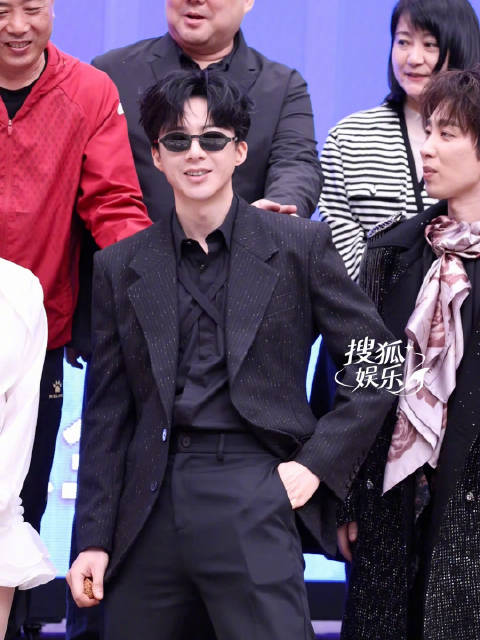 #刘宇宁绅士腿# 刘宇宁腿太长了
