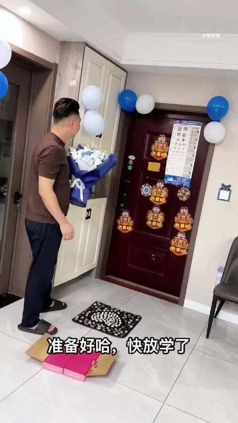 一个爸妈给儿子过18岁生日礼的视频火了，网友：看哭了，真想微信转我孩子一万块，又怕他真的收了。