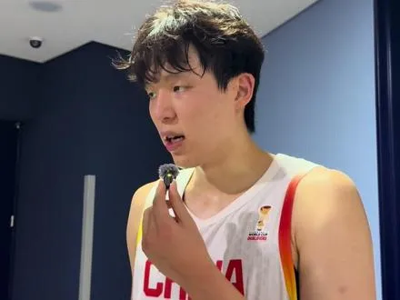 这段居然是许钟豪问的         面对熟悉一些的人或者少一点的人，他的表达反而会比镜头前更好。
