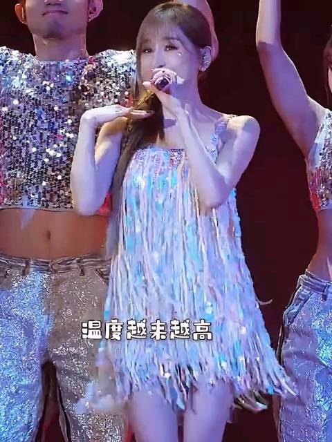 刷到一段演唱会现场直拍，王心凌，44岁的女歌手，边唱边跳！看完，我默默做了三件事