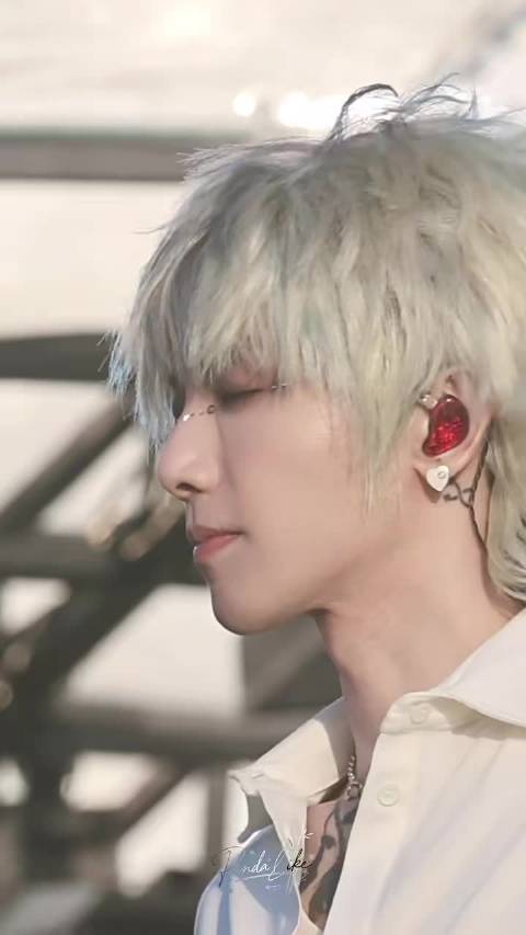 #南京偶遇华晨宇逛街#好素净的一张脸…异世界王子[拜托]#华晨宇[超话]#  ​​​