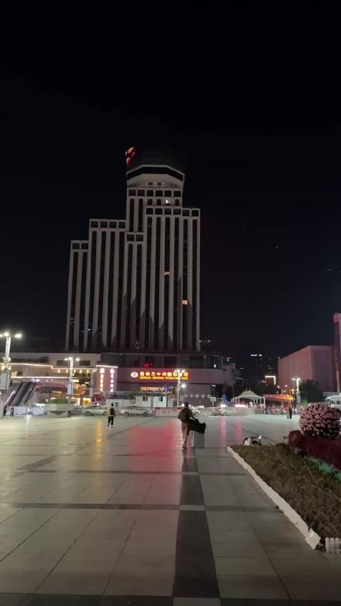 实拍夜色下的郑州火车站东广场，晚上10点多，和以前变化还是挺大的。广场变得整洁清爽，褪去了往日喧嚣嘈