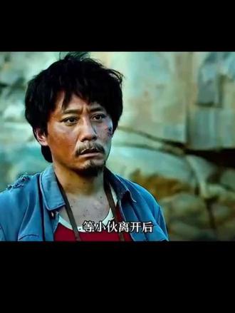 他站在风里，眼神坚毅，守的不只是岛，更是承诺与信仰。