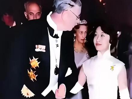 杨振宁登台领诺贝尔奖，夫人月白旗袍亮相，东方气质惊艳全场