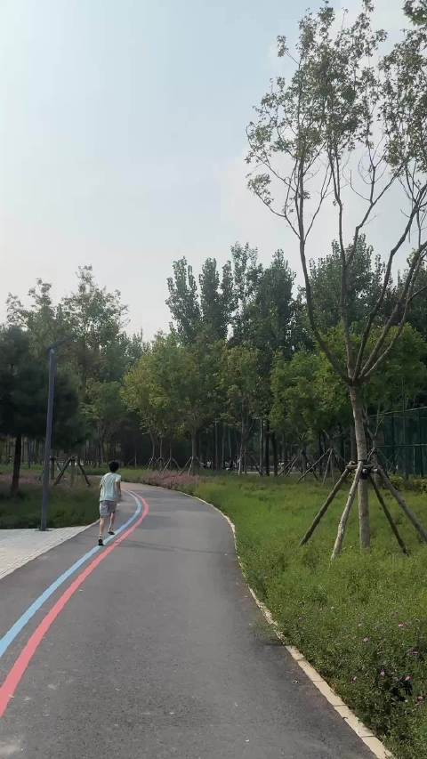 #北京 防空警报# 正在公园里跑步…响起警报～