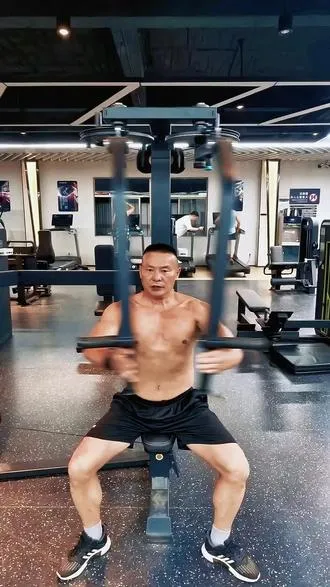 胸肌雕刻！蝴蝶机+龙门架绳索夹胸，坚持自律，奔赴热爱✊