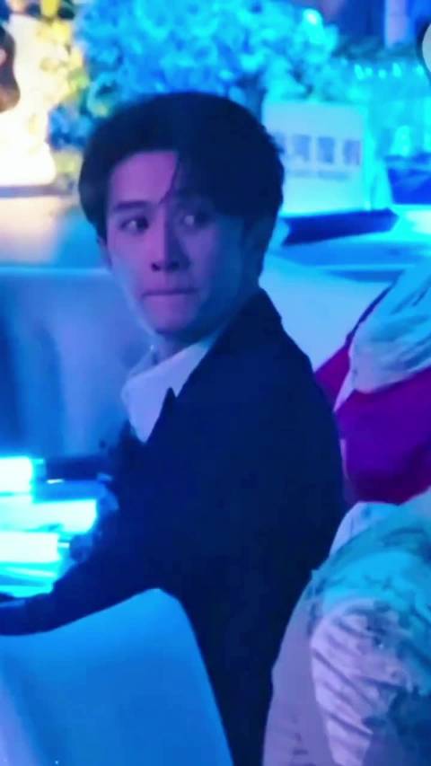 #檀健次[超话]# 报告老师，台下发现一只檀咪在玩手机📱[哈哈]#2026湾区升明月直播# 檀健次 