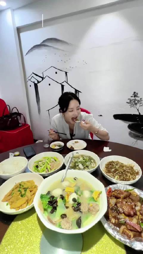 #蔡琳回应高梓淇新感情# 最近高梓淇官宣与圈外女友相恋三年， 前妻蔡琳随发消息宽慰了他，看来两个人和